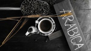 Arabica Bohnen und Espresso in der Tasse 