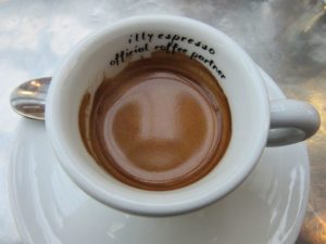 Espresso in der wei?en Espressotasse 