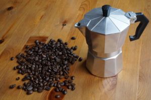 Kaffeebohnen mit Espressokocher