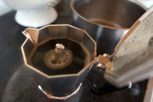 Espressokocher mit gekochten Espresso