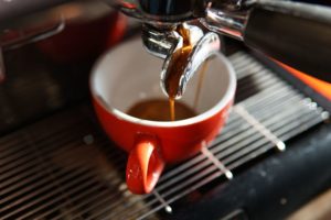 Feiner Espresso l?uft aus dem Siebtr?ger 