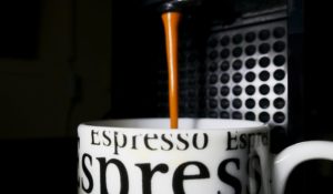 Espresso servieren