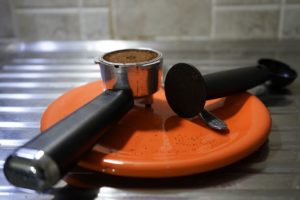 Tamper und Siebtr?ger mit dem gepressten Espressopulver