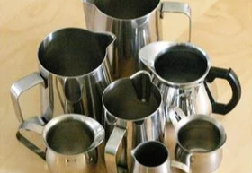 Mehrere Pitcher aus Edelstahl