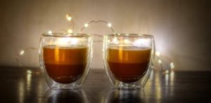 Zwei Cappuccinotassen aus Glas 