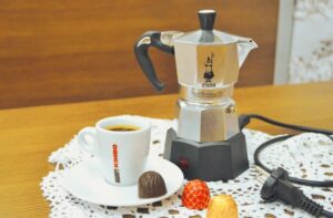 Espressokocher elektrisch auf dem Tisch