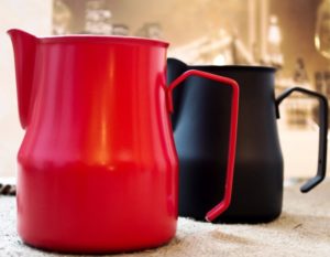 Rotes und schwarzes Milchk?nnchen 