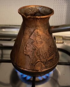 Espresso kocht auf dem Herd 