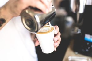 Milchschaum f?r einen Latte Macchiato 