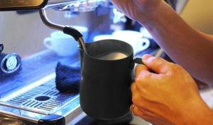 Milchschaumzubereitung in einem Pitcher 