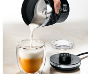 Milchschaum flie?t aus dem Milchaufsch?umer 