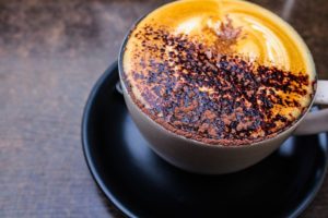 Sch?n servierter Cappuccino in einer Cappuccinotasse 