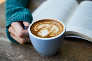Cappuccino in der blauen Tasse 