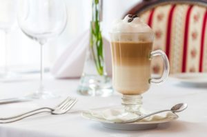 Latte Macchiato im Glas serviert 