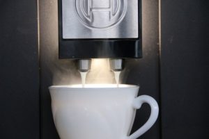Tasse unter dem Kaffeeauslauf