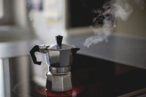 Espressokocher Induktion auf dem Herd 