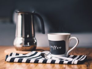 Espressokocher Induktion und eine Kaffeetasse