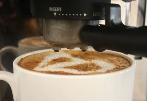 Einen Cappuccino zubereiten 