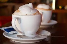 Cappuccino in den Tassen 