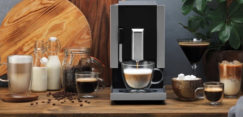 Cappuccinomaschine mit einer Tasse Cappuccino