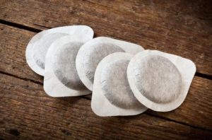 Vier ESE Pads auf dem Holztisch