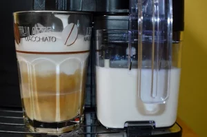 Latte Macchiato wird zubereitet