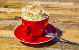 Cappuccino in der roten Tasse