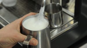 Milchk?nnchen mit Milchschaum gef?llt 