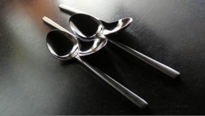 Vier Espressol?ffel auf dem Tisch