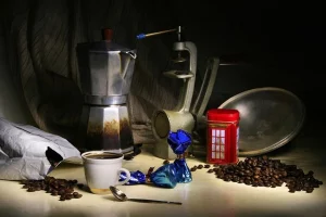 Espressokocher und eine Tasse Espresso mit Pralinen 