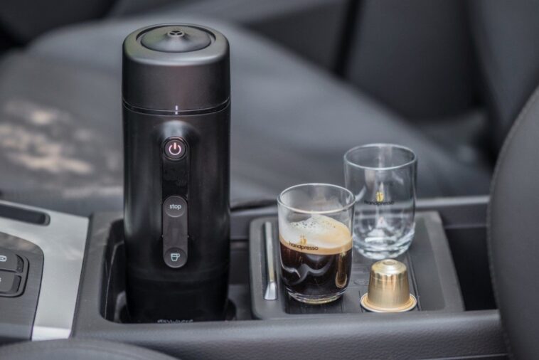 Tragbare Espressomaschine im Auto